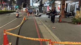 台中男持刀砍傷前女友致死　警封鎖現場調查陳姓男子27日在台中市道路旁持刀砍傷巴姓前女友，有路人上前阻止時也遭砍；警方到場將陳男逮捕，巴女送醫傷重不治，警方隨後在現場拉起封鎖線蒐證調查。中央社記者蘇木春攝　115年3月27日