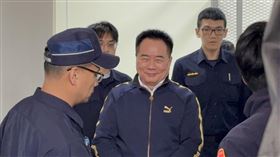 蔡正元上囚車的畫面曝光，將被送往台北監獄服刑。（圖／記者楊佩琪攝影）　