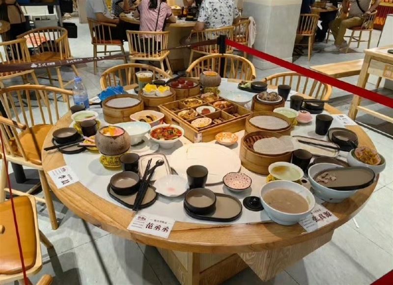 店家保留陸綜《奔跑吧》成員吃剩的飯菜。(圖/翻攝自微博)