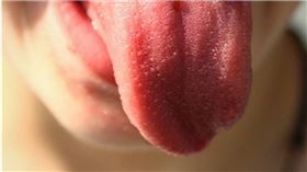 民眾過度清潔口腔可能導致舌頭像「發霉」。（示意圖／pixabay)