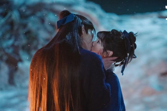 導演大讚張凌赫、田曦薇兩人在拍攝親密吻戲時默契十足。(圖/翻攝自微博)