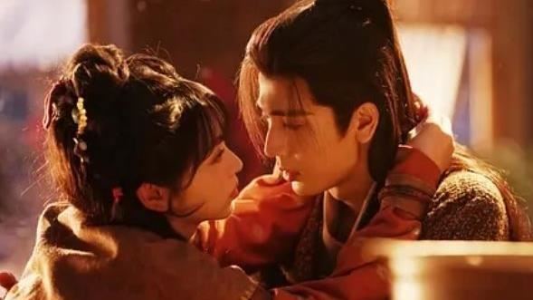 張凌赫、田曦薇彼此已經非常熟悉彼此,所以在拍攝親密戲時完全不需要重新培養感情,表現得既放鬆又自然。(圖/翻攝自微博)