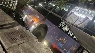 新／台中公車失控！撞樹失控翻覆田中