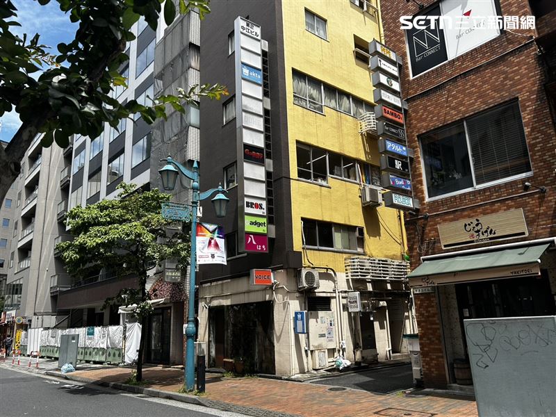 AKTA座落新宿二丁目後段商業大樓裡。（圖／記者簡浩正攝影）