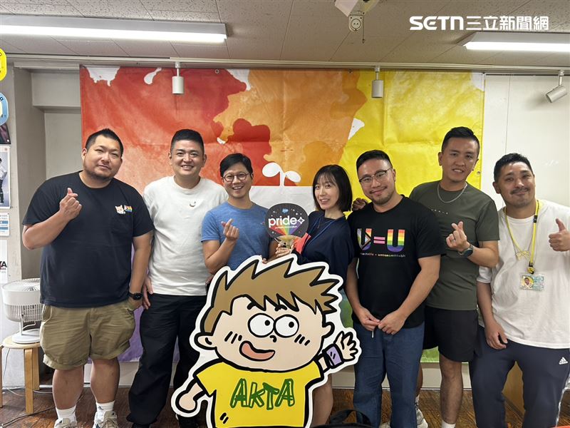 AKTA理事長岩橋恒太（左二）與來參訪的你不是一個人實踐協會、關愛基金會、紅絲帶基金會成員合影。（圖／記者簡浩正攝影）