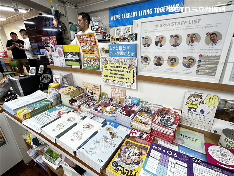 AKTA裡滿滿的愛滋防治宣傳文宣，也有可愛的文創小物。（圖／記者簡浩正攝影）