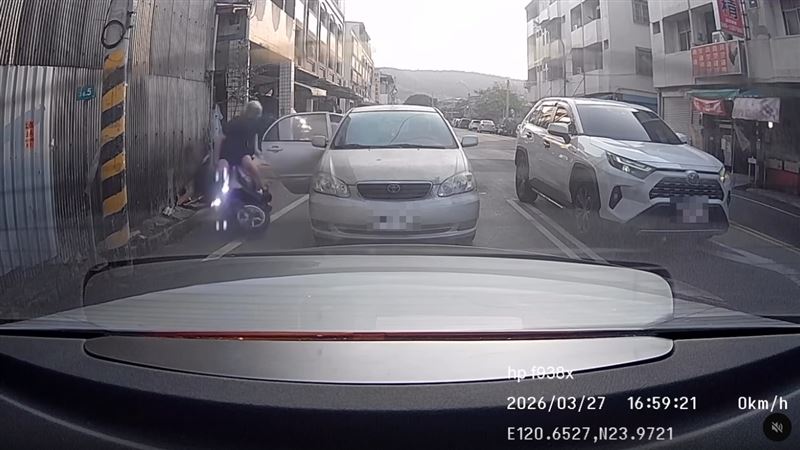 轎車停路中「開門殺」擊落機車!騎士噴飛