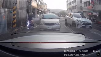 轎車停路中「開門殺」擊落機車！騎士噴飛
