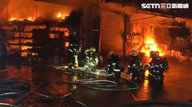 台北市南港區研究院路四段一間鐵皮工廠今日凌晨2時許發生猛烈火警，火勢迅速蔓延，導致2樓鐵皮結構嚴重塌陷。（圖／翻攝畫面）