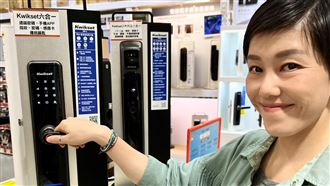 大門外推踩紅線　智慧電子門鎖成新標配！