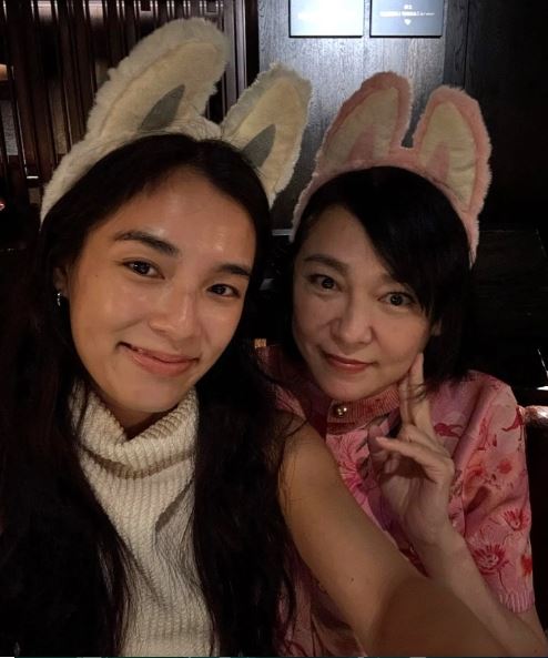 朱寶意(右)獨自撫養女兒長大。(圖/翻攝自IG)