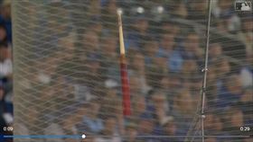 小葛雷諾（Vladimir Guerrero Jr.）斷棒卡在本後護網（圖／翻攝自MLB官網）