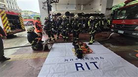 新北市消防局第一大隊在海山分隊辦理「RIT（Rapid Intervention Team）快速救援小組」進階複訓。（圖／翻攝畫面）