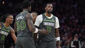 明尼蘇達灰狼隊中鋒里德（Naz Reid）在比賽中公開質疑裁判，將對其處以5萬美元（約台幣160萬元）的鉅額罰款。（圖／美聯社／達志影像）