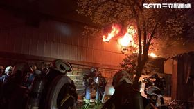 台北市南港區鐵皮工廠發生大火。（圖／翻攝畫面）