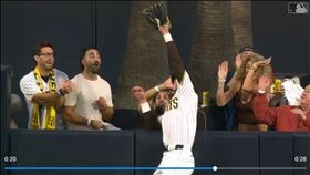 教士中外野手梅瑞爾（Jackson Merrill）美技接回全壘打。（圖／翻攝自MLB官網）