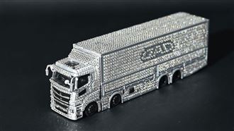 模型比珠寶還閃！水鑽卡車話題爆棚