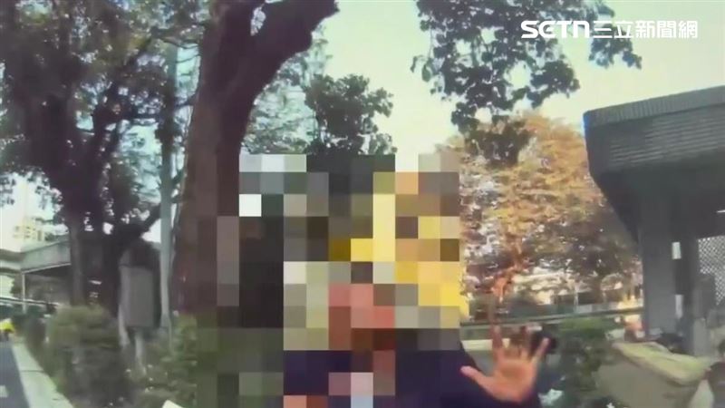 騷擾北車小黃司機 怪翁拉車門、水瓶敲頭