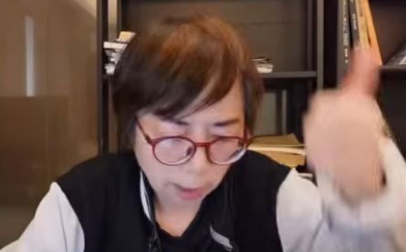 黃智賢比讚說,她要為「脫北者」鼓掌,這是人生進步的成長(圖/翻攝自黃智賢夜問YT)