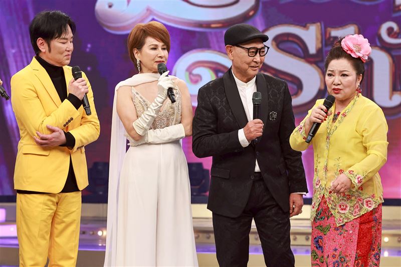 白冰冰(右)跟陽帆訪問向娃、康弘。(圖/民視提供)