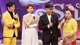 白冰冰（右）跟陽帆訪問向娃、康弘。(圖／民視提供）