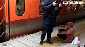 新竹賴男酒後搭乘台鐵列車時，不但騷擾其他乘客，還拿老虎鉗恐嚇列車長遭逮。（圖／翻攝畫面）