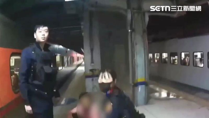 新竹賴男酒後搭乘台鐵列車時,不但騷擾其他乘客,還拿老虎鉗恐嚇列車長遭逮。(圖/翻攝畫面)
