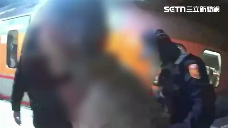 新竹賴男酒後搭乘台鐵列車時,不但騷擾其他乘客,還拿老虎鉗恐嚇列車長遭逮。(圖/翻攝畫面)
