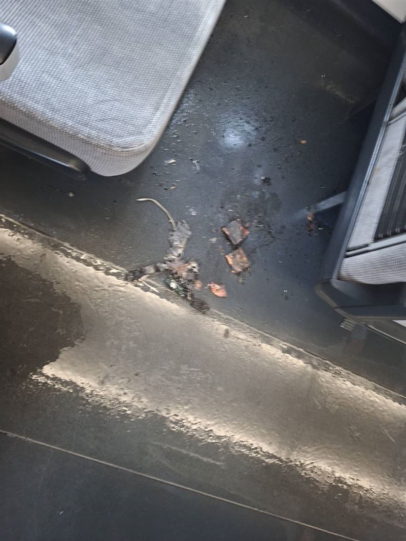 旅客行動電源自燃,自強號車廂竄濃煙。(圖/翻攝畫面)