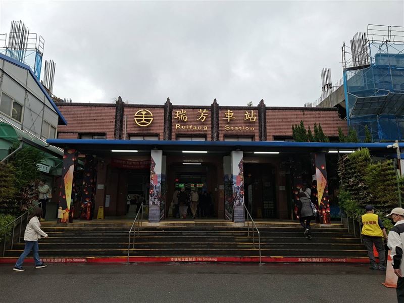 自強號車廂內冒出濃煙,乘客們紛紛起身閃避,氣氛也一度緊張。圖為瑞芳車站