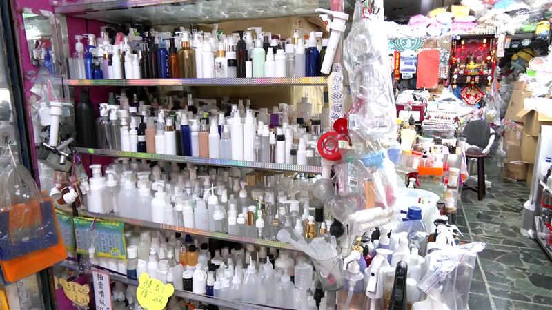 塑膠原物料價格大幅攀升,陸續有業者快撐不住,改用時價。(示意圖/資料照)