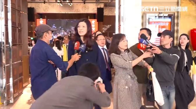 鄭麗文被問329是否會上凱道聲援柯文哲,她不回應,一旁的尹乃菁還推開記者(圖/翻攝畫面)