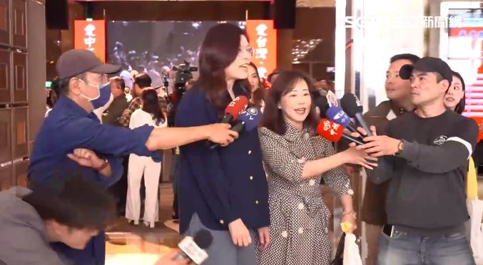 鄭麗文被問329是否會上凱道聲援柯文哲,她不回應,一旁的尹乃菁還推開記者(圖/翻攝畫面)