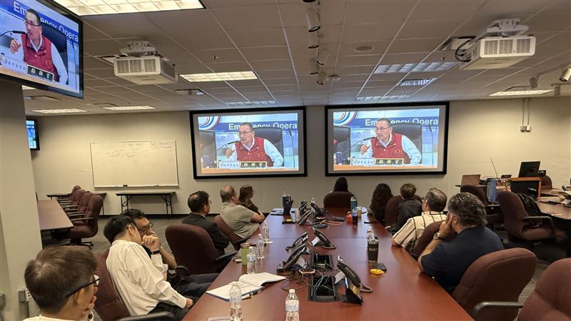 參訪德州郡層級災害應變中心,針對雙方開設情況進行意見交流。(圖/翻攝畫面)