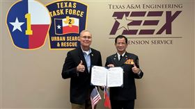 新北市消防局陳崇岳局長（右）與TEEX德州農工工程推廣中心主任David Coatney簽署合作意向書。（圖／翻攝畫面）