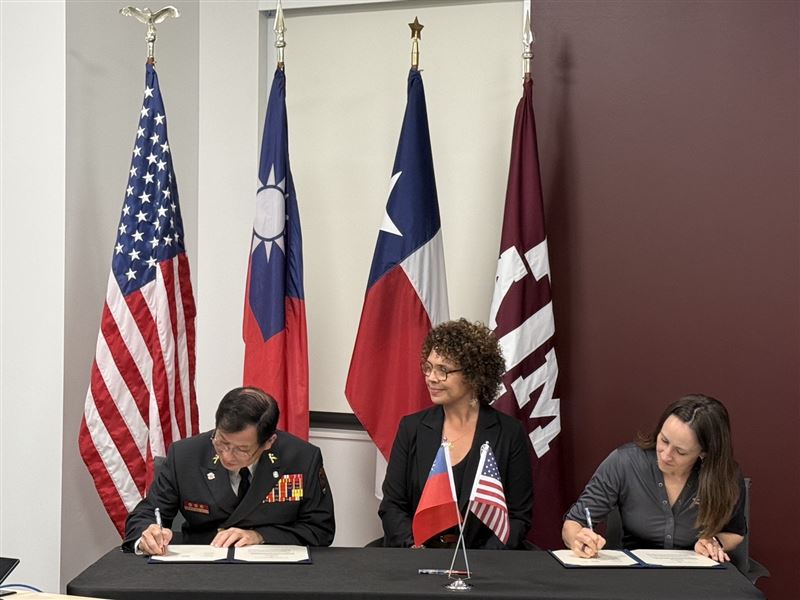 新北市政府消防局與德州農工大學簽署MOU備忘錄(左一陳崇岳局長、中間見證人副校長Holly Hudson、右一危害減輕與復原中心主任Michelle Meyer)。(圖/翻攝畫面)