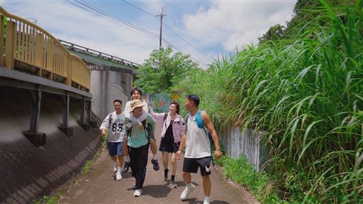 錄到一半爆意外　大咖男星突倒地他出手了