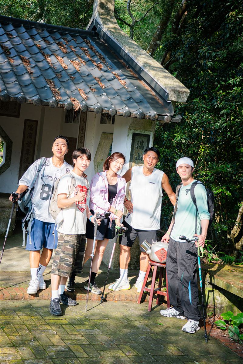 肌肉山山(左起)、南優賢、金荷娜、小刀、李濬榮邁向新的旅途。(圖/客家台提供)