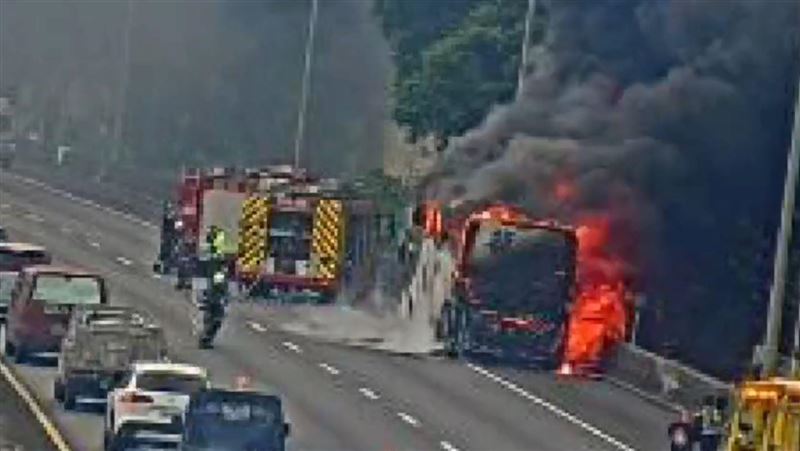 新/國1遊覽車「屁股冒火」25人緊急逃生
