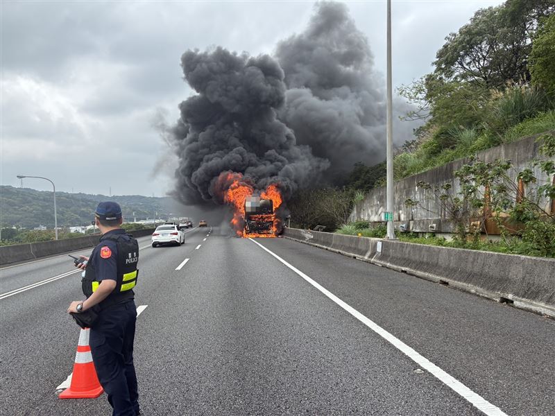 遊覽車在國道不明原因起火燃燒。(圖/翻攝畫面)