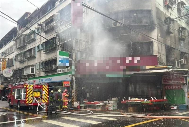 新北市土城區延吉街一處公寓、2樓發生火警。(圖/翻攝畫面)