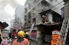 新北市土城區延吉街一處公寓、2樓發生火警。（圖／翻攝畫面）