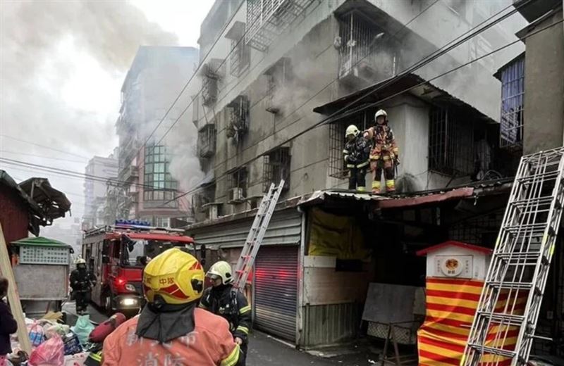 新北土城公寓大火!濃煙火光狂竄3人脫困