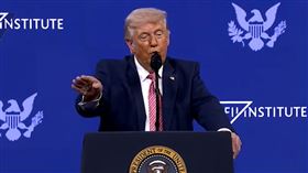 川普在邁阿密演講時，一度脫口「古巴將是下一個目標」，隨即又改口。（圖／翻攝自YT@The White House）