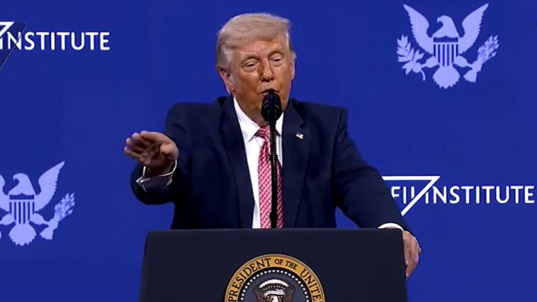 川普在邁阿密演講時,一度脫口「古巴將是下一個目標」,隨即又改口。(圖/翻攝自YT@The White House)