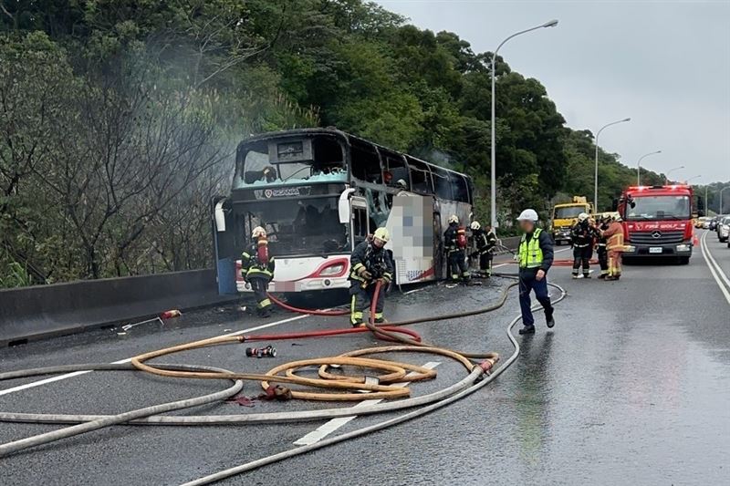 遊覽車燒到剩焦黑車殼。(圖/翻攝畫面)