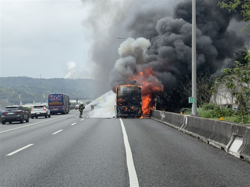 遊覽車在國道不明原因起火燃燒,車上25人緊急逃生。(圖/翻攝畫面)