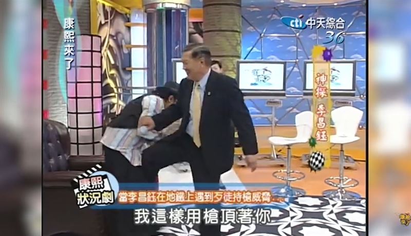 模擬時,蔡康永連第一句話都還沒說完,就已經被李昌鈺博士連續肘擊腹部、下體與後頸。速度之快令人驚訝(圖/康熙好經典YT)