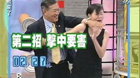 李昌鈺博士示範如何壓制歹徒，當場「毆打」小S、「肘擊」蔡康永。（圖／康熙好經典YT）