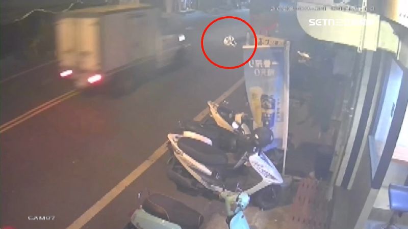 愛犬被撞死!肇事駕駛「狠踹拖路邊」逃逸